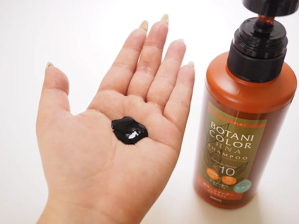 ボタニカラーHNAを手に広げている写真