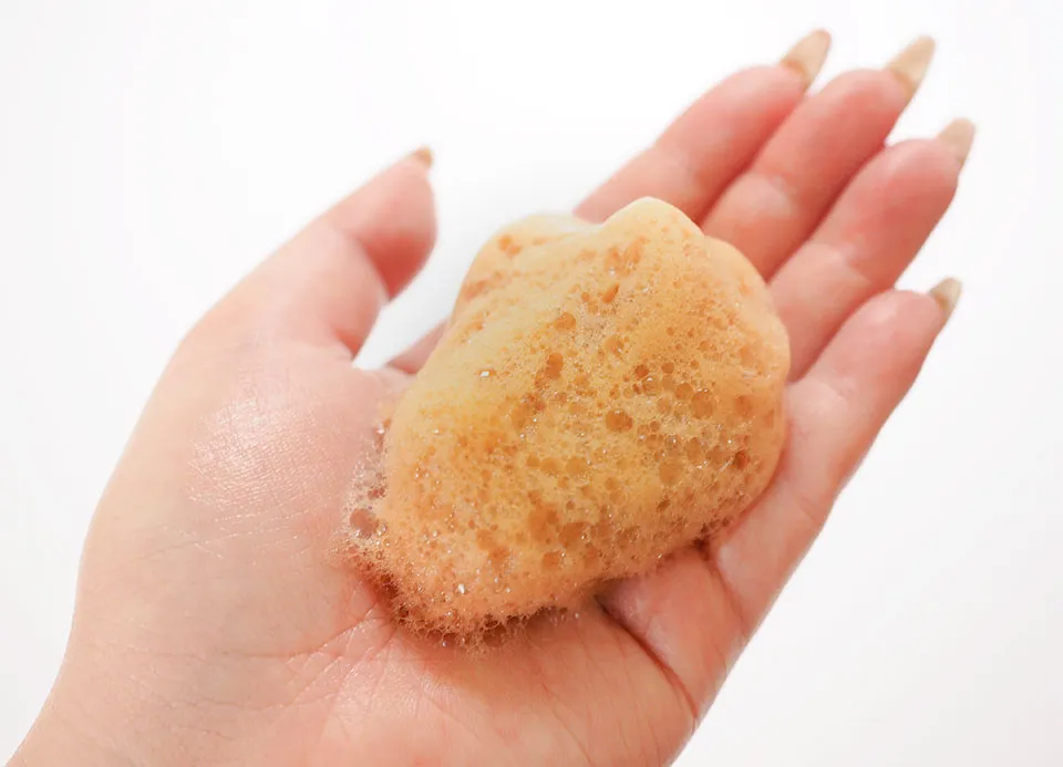 ボタニカラーHNAの泡を手に出している写真