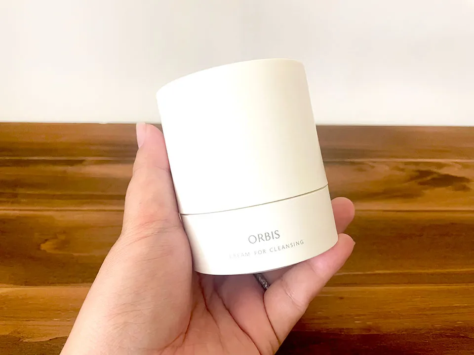 オルビスオフクリームを手に持っている画像.