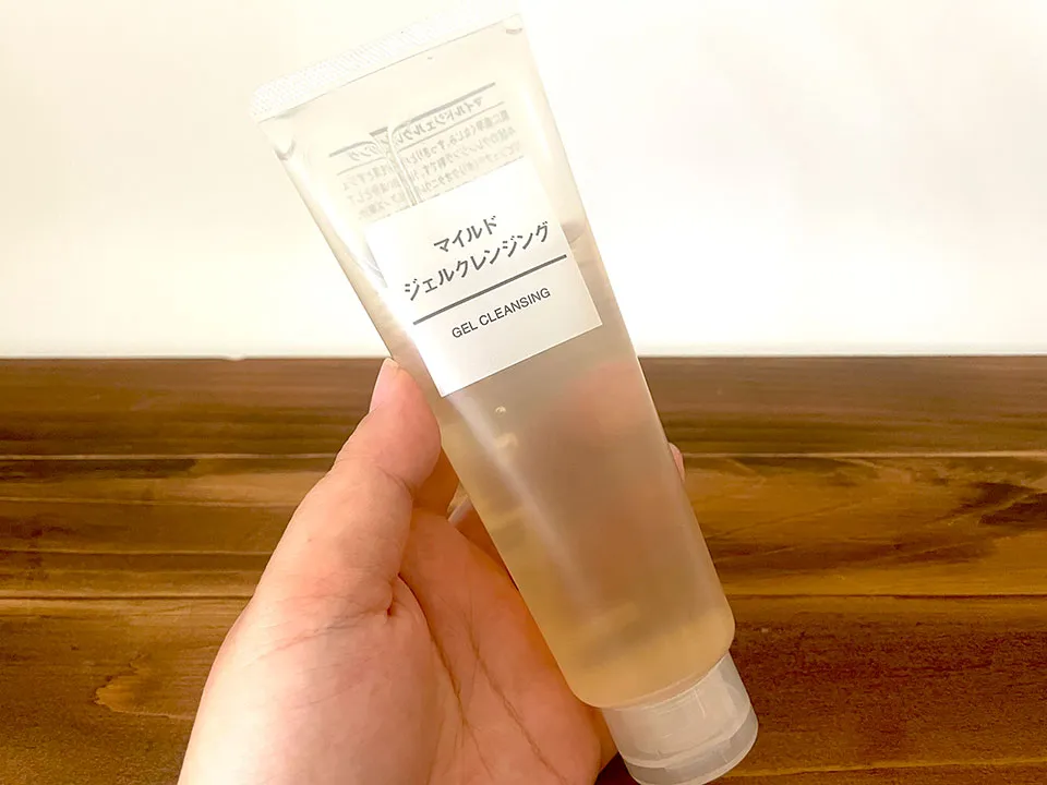 無印マイルドクレンジングを手に持っている画像