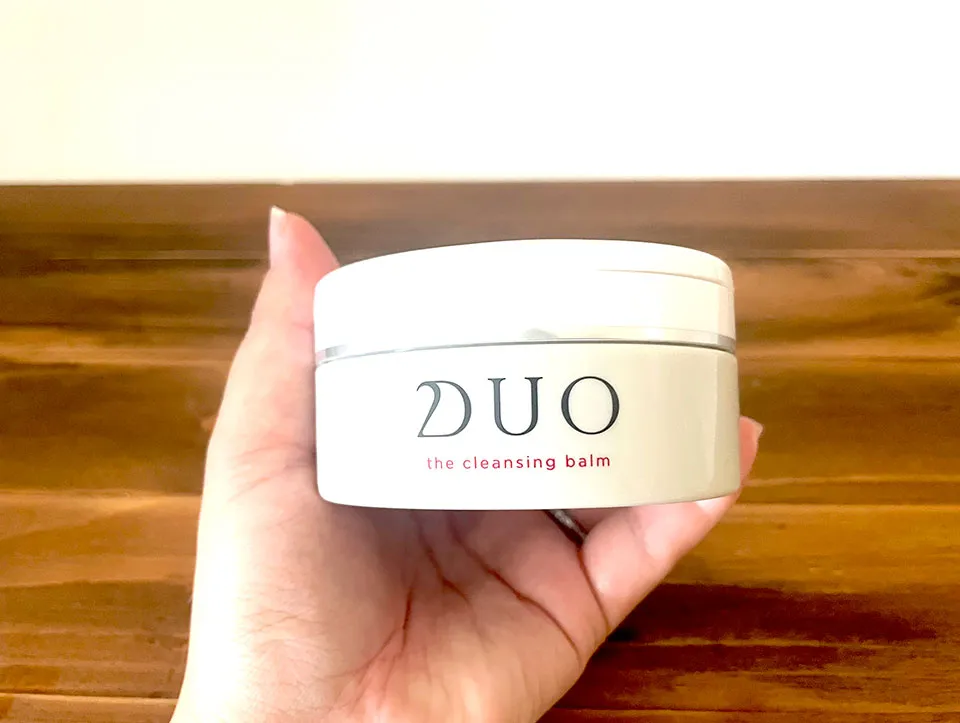 duoクレンジングバームを手に持っている画像