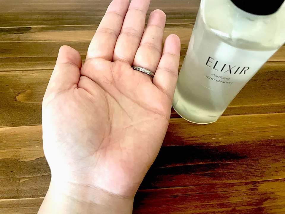 エリクシールホットクレンジングを手に出している画像
