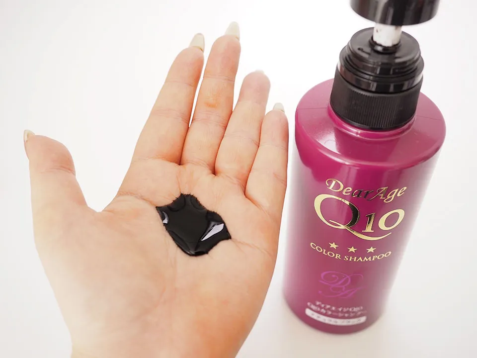 ディアエイジQ10カラーシャンプーを手に広げている写真
