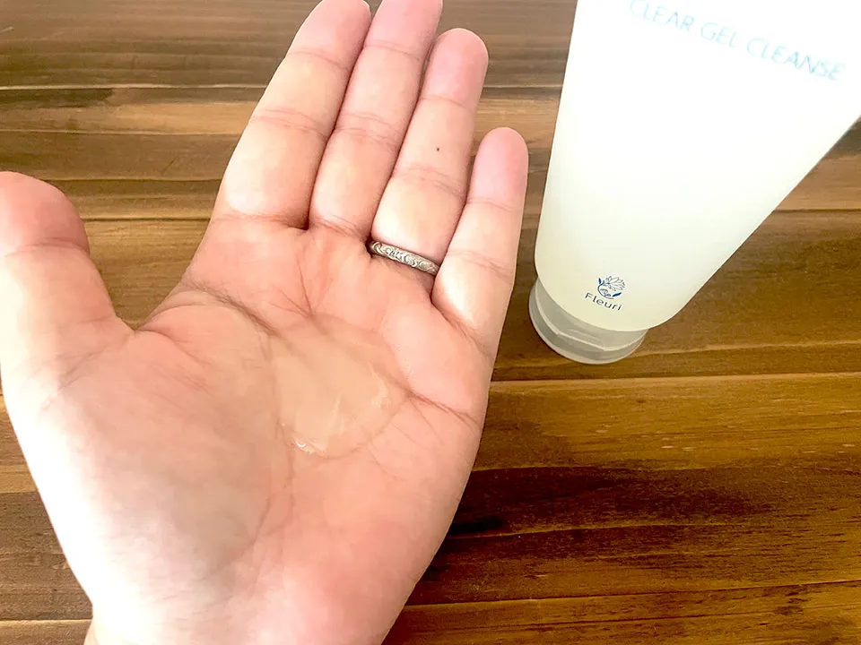 フルリクレンジングを手に出している画像