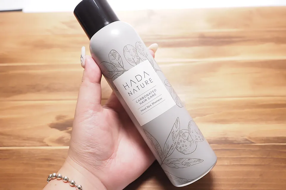 肌ナチュールシャンプーのボトルを手に持っている写真