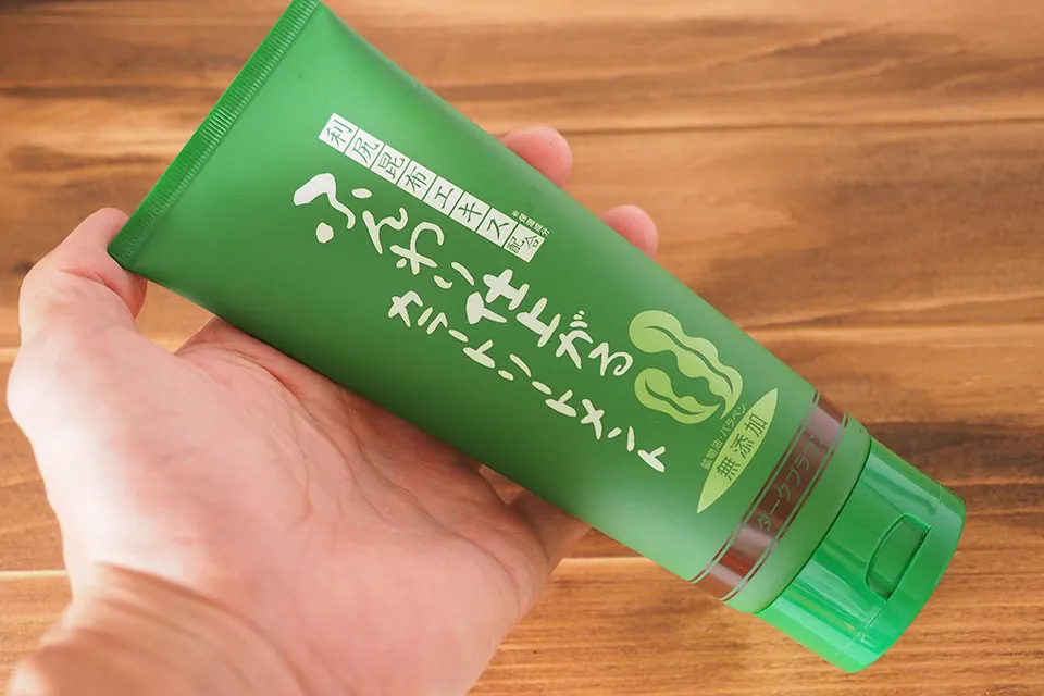 ふんわり仕上がるカラートリートメントを手に持っているシーン