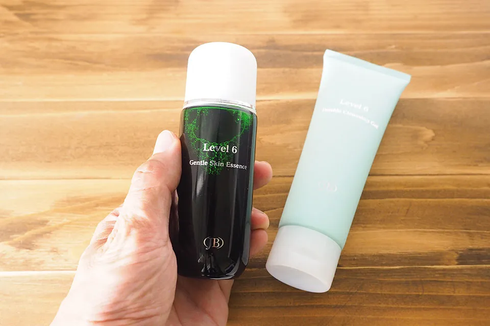 クロロフィル化粧品を手にとったシーン