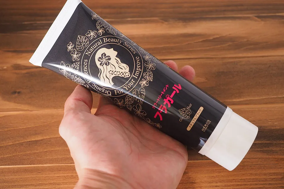 フラガールカラートリートメントを手に持っているシーン