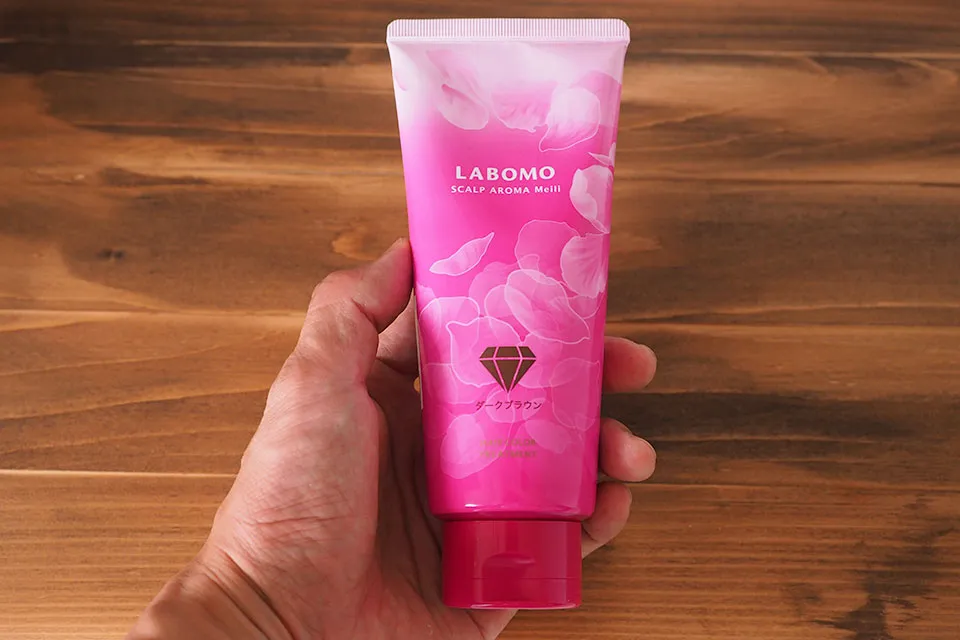 ラボモスカルプアロマを手に持っているシーン