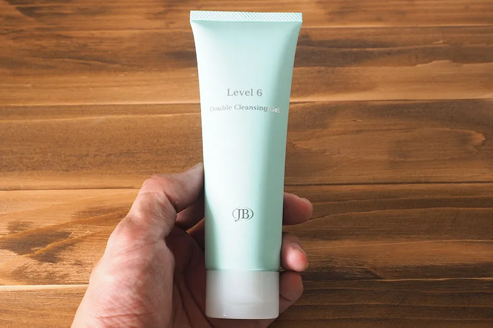 レベル6 ダブルクレンジングジェルを手にとったシーン