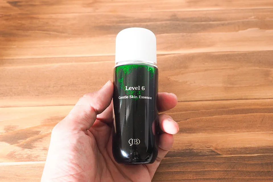 クロロフィル化粧品、ジェントルスキンエッセンスを手にとったシーン