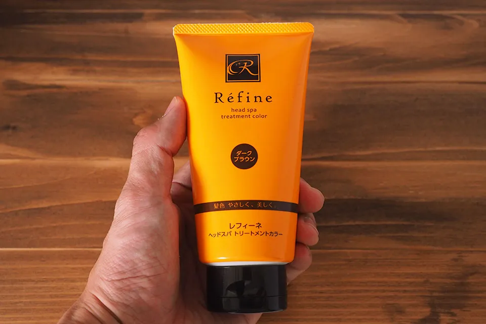 レフィーネカラートリートメントを手に持っているシーン