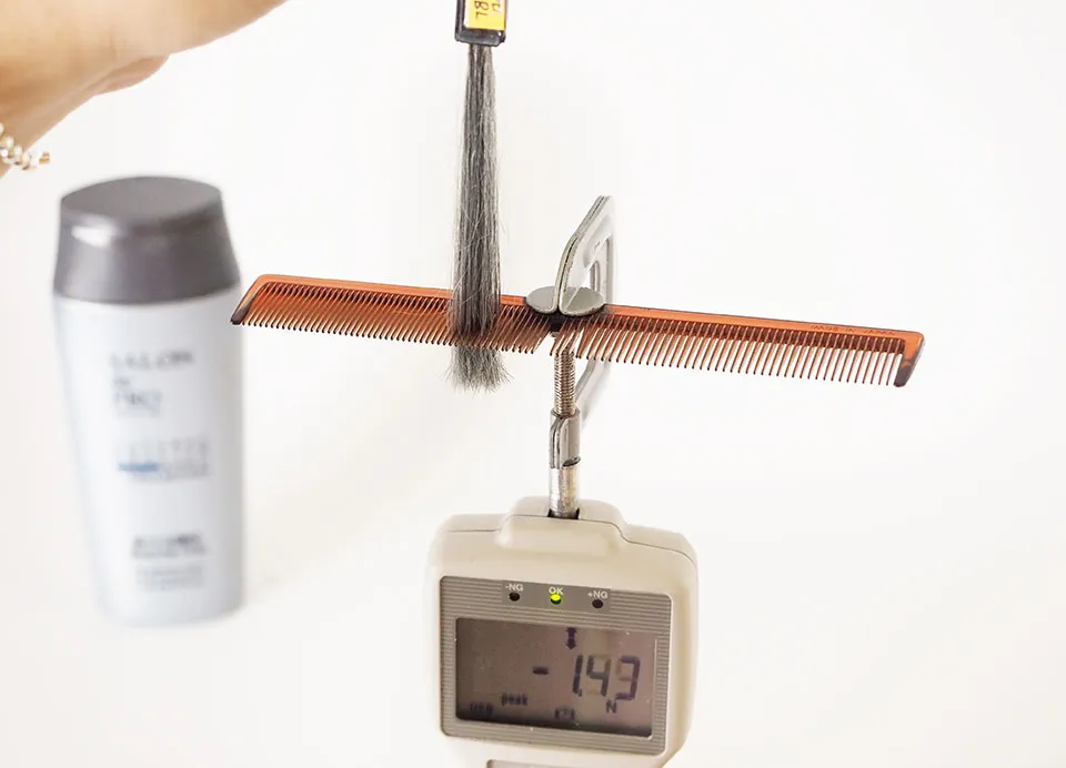 サロンドプロナチュラルグレイッシュでの染毛白髪をデジタルフォースゲージで測定中