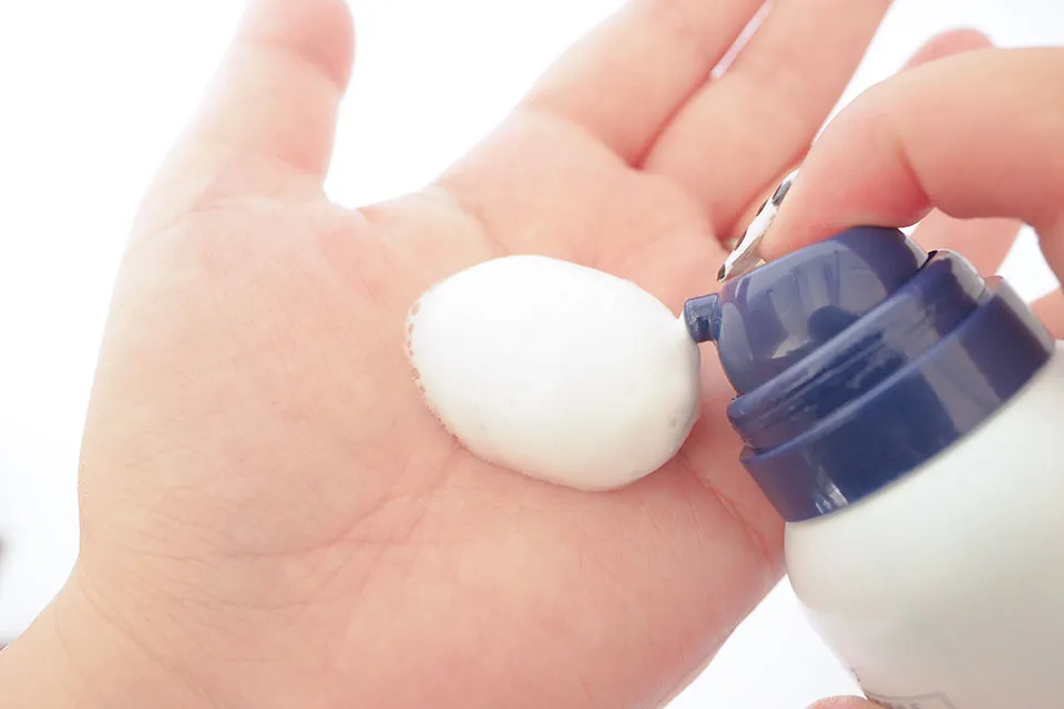 肌ナチュールクレンジングを手に出している画像