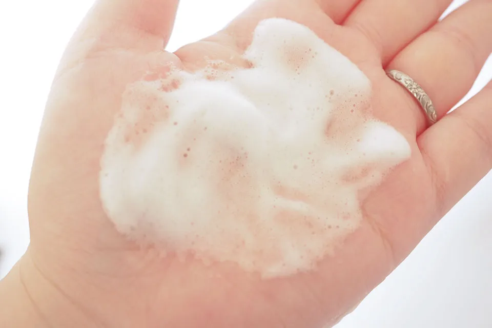 肌ナチュールクレンジングを手に広げている画像