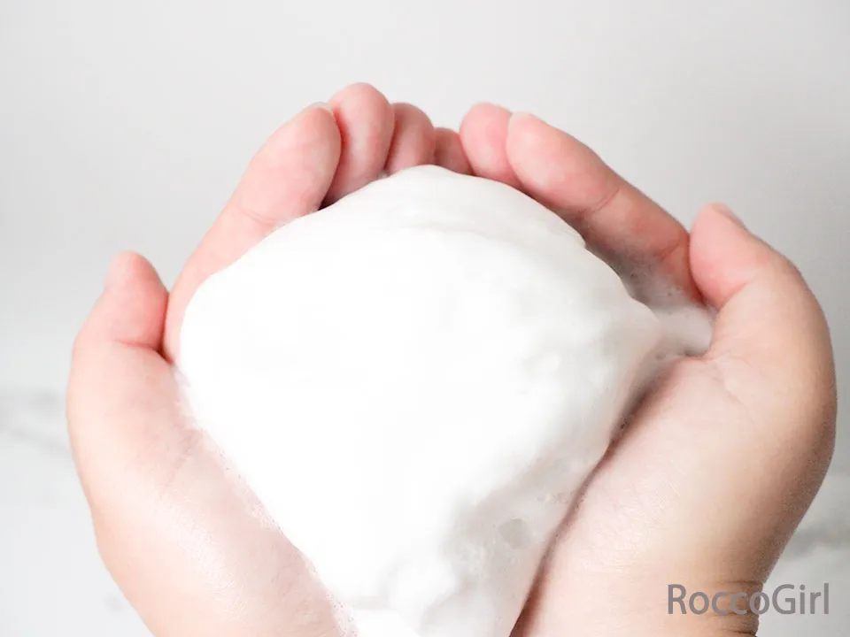 洗顔泡を手に持っている写真