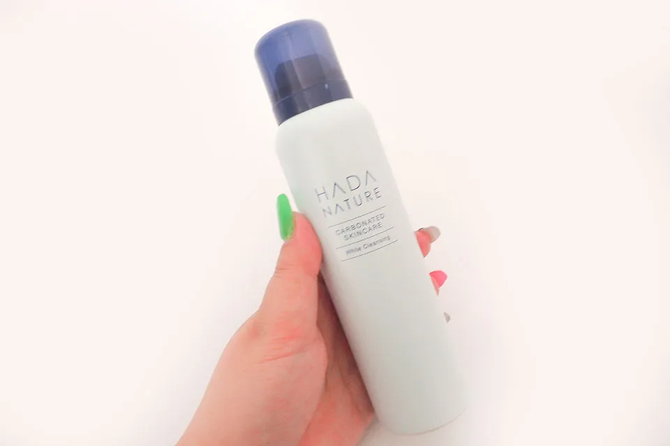 肌ナチュールクレンジングを手に持っている画像