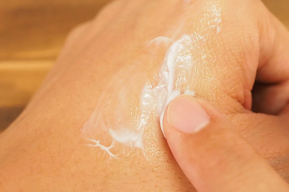 シミュートを手の甲に伸ばしているシーン