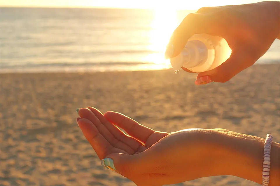 化粧水を手に出す女性の写真