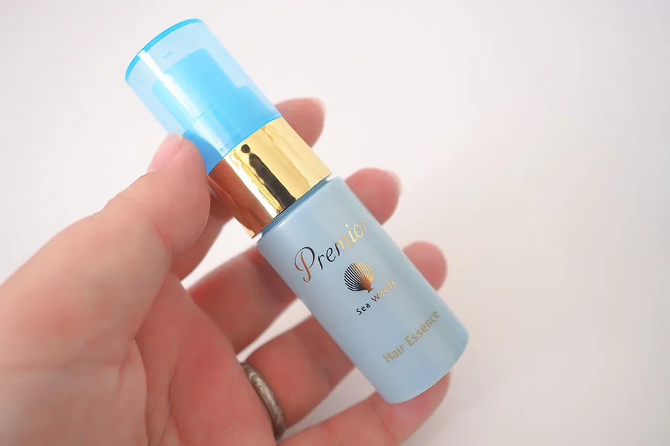 ラサーナヘアオイルを手に持っている画像