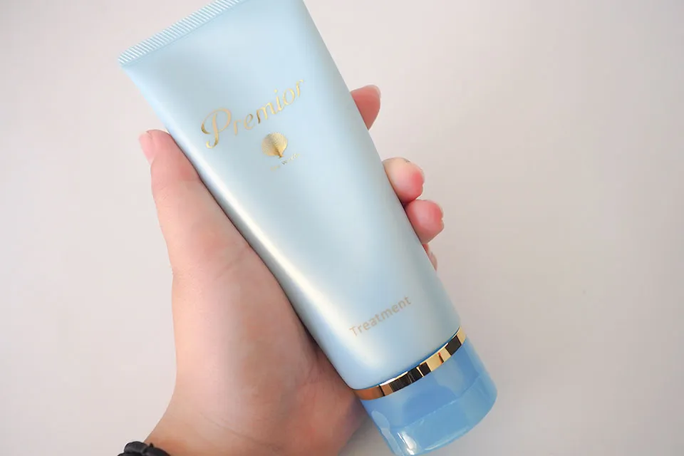 ラサーナトリートメントを手に持っている画像