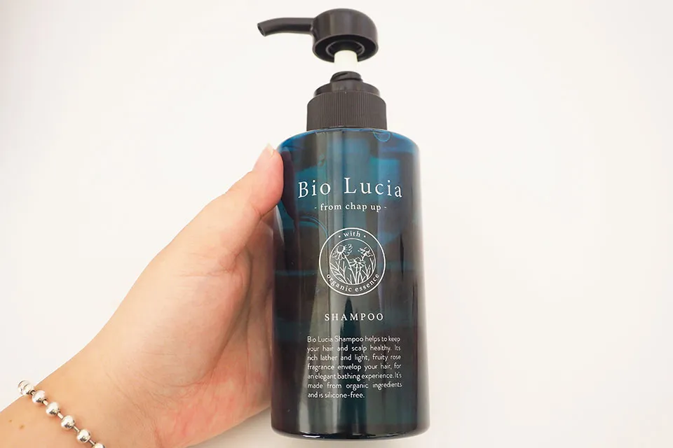 ビオルチアシャンプーを手に持っている写真