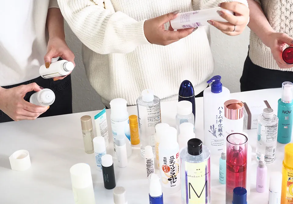 化粧水を選ぶ写真