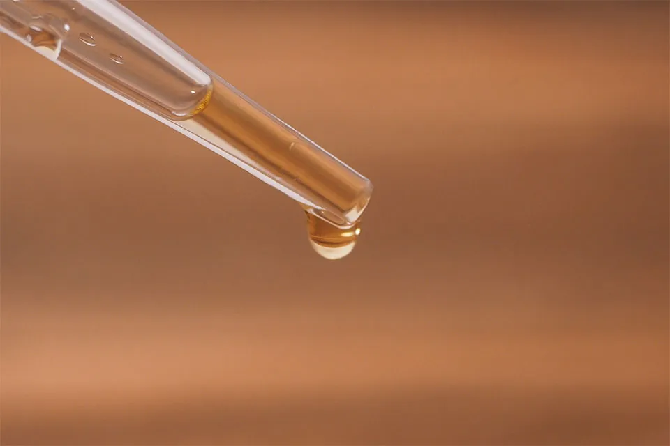 美容液が垂れ落ちているシーン