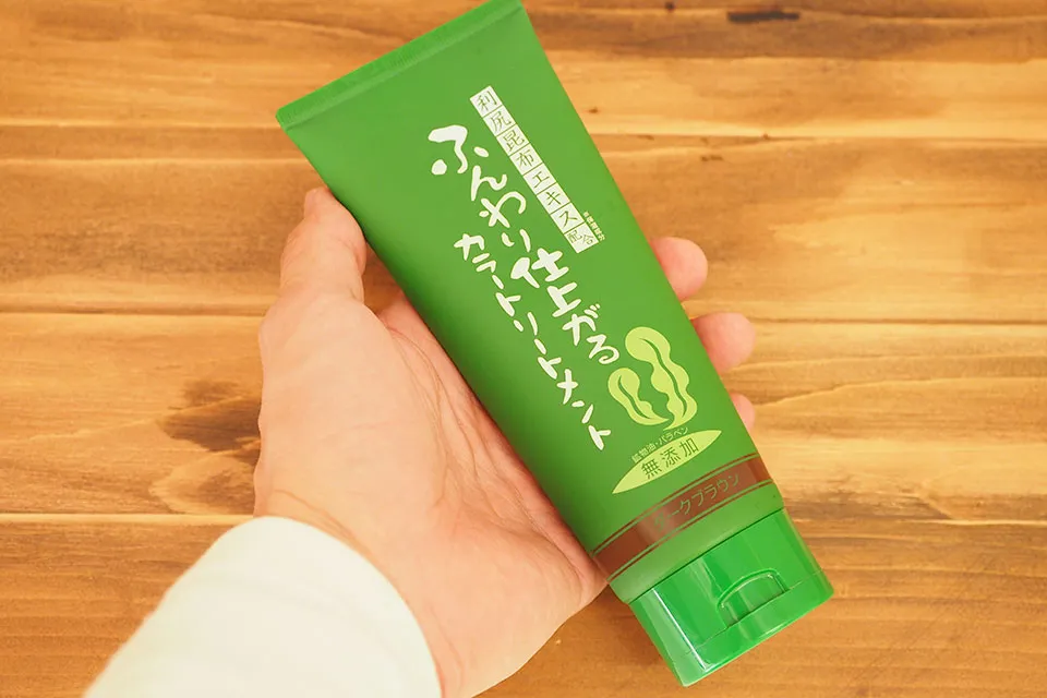 昆布と馬油のヘアカラートリートメントを手に持ったシーン