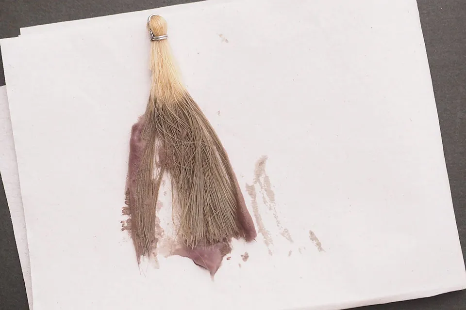 泡が白髪に馴染む様子