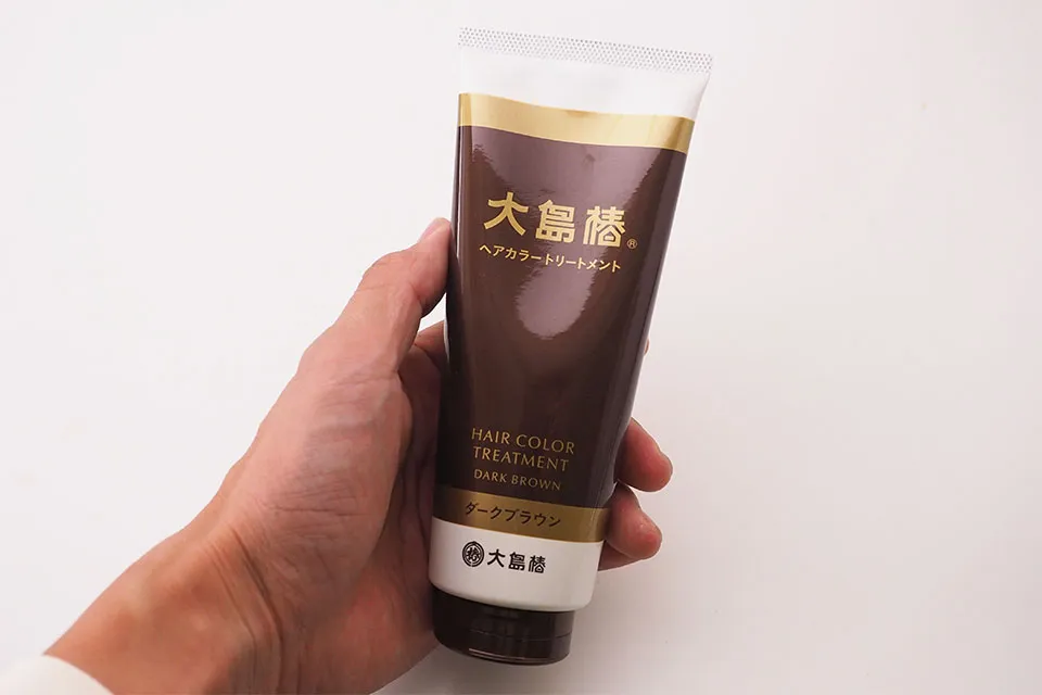 大島椿ヘアカラートリートメントを手に持ったシーン