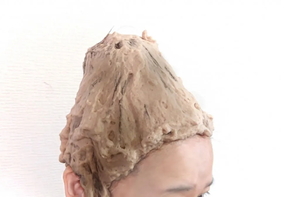 白髪染めシャンプーを放置している人の写真