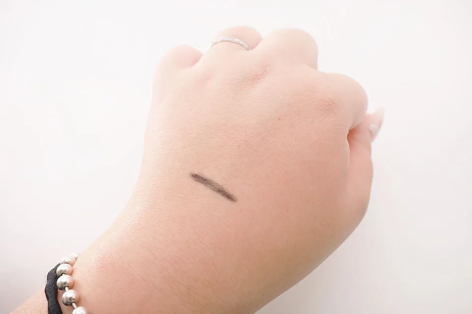 エリクシールクリアホットクレンジングジェルを使ったあとの手の画像