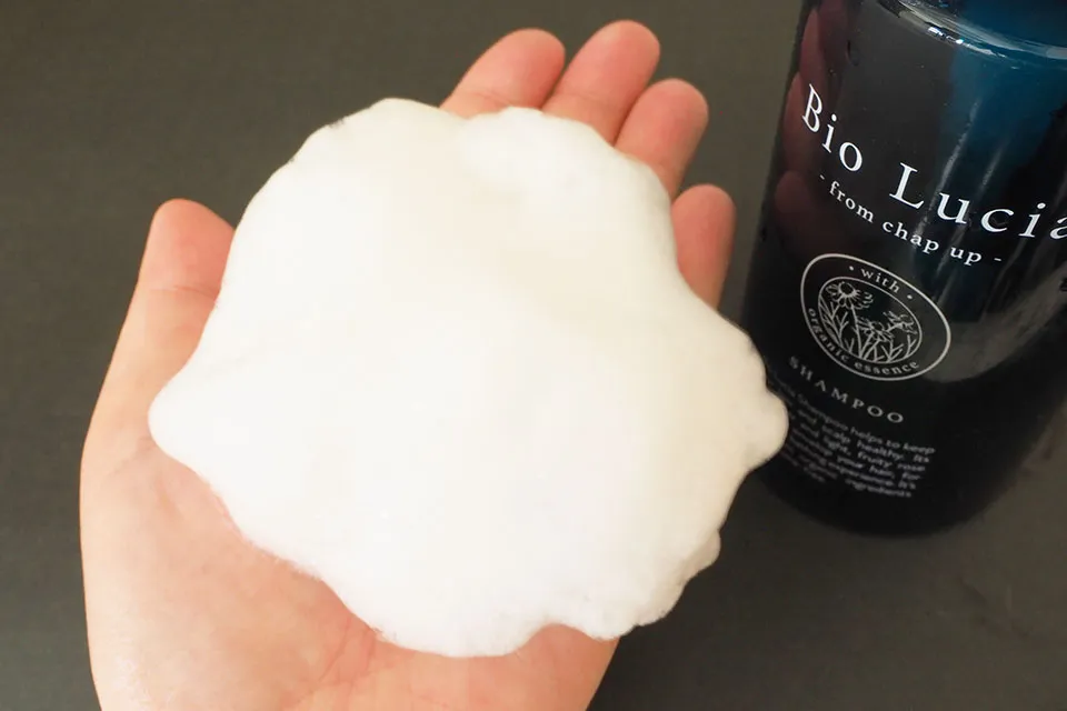 ビオルチアシャンプの泡を手に乗せている画像ー