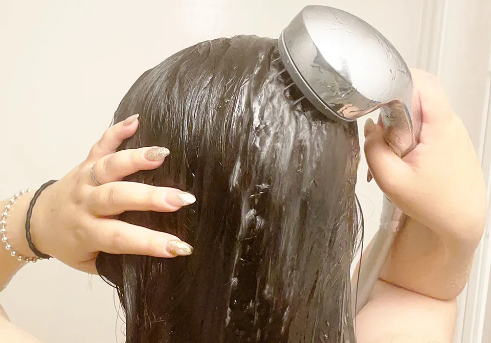 髪をすすいでいる人の写真