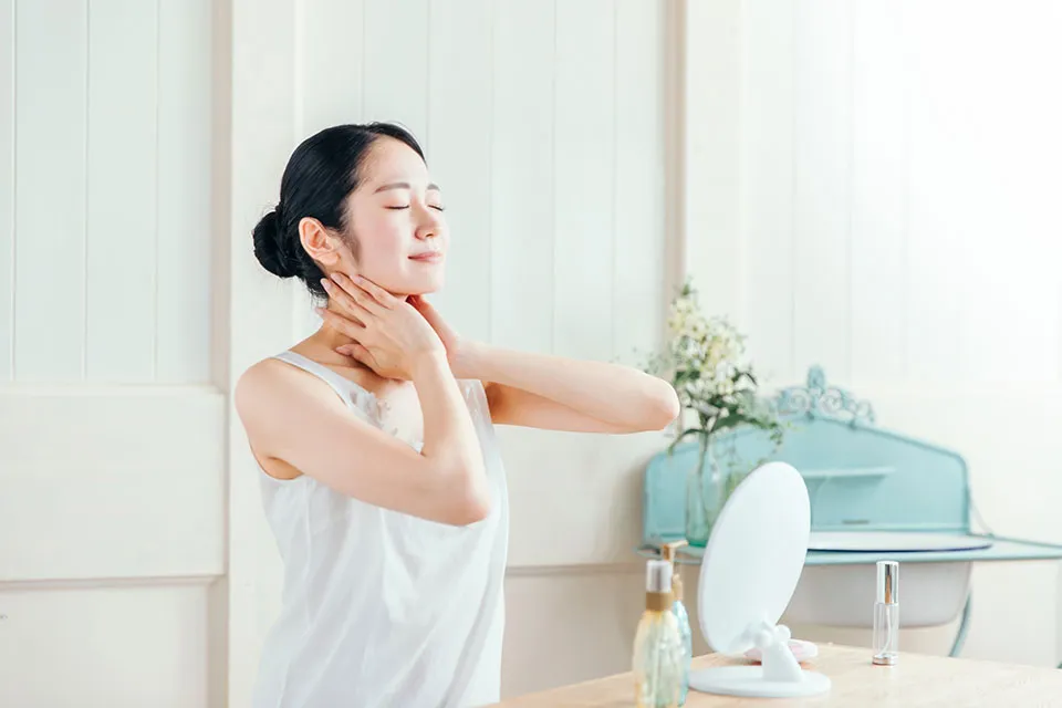 ネックケアをする女性の写真