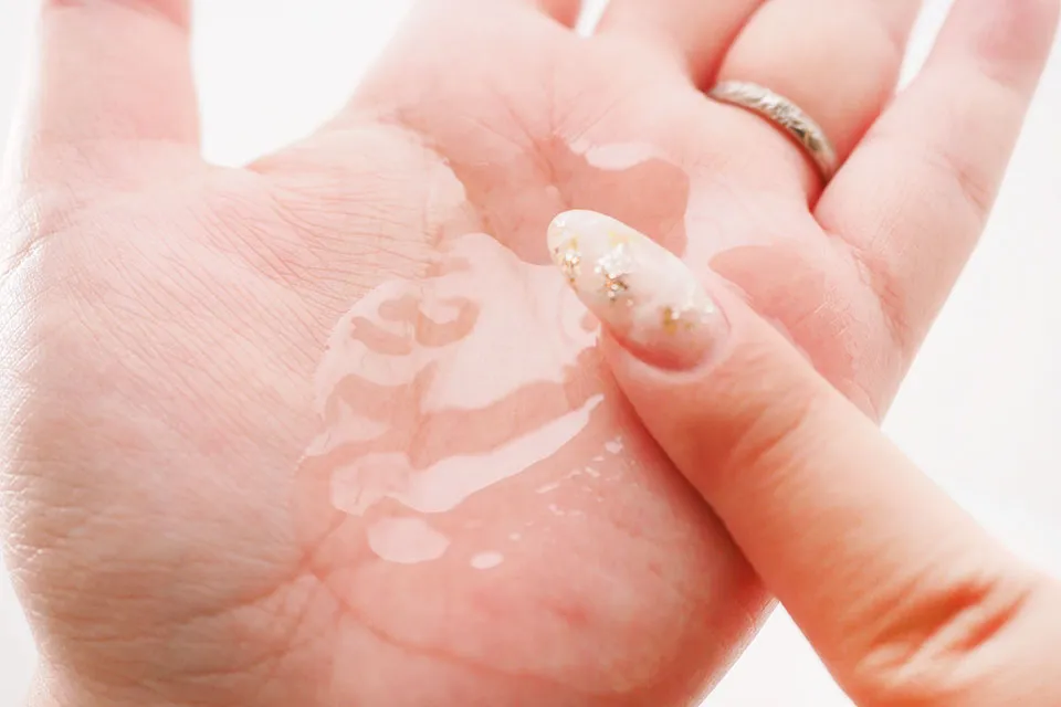 エリクシールクリアホットクレンジングジェルを手に広げている画像