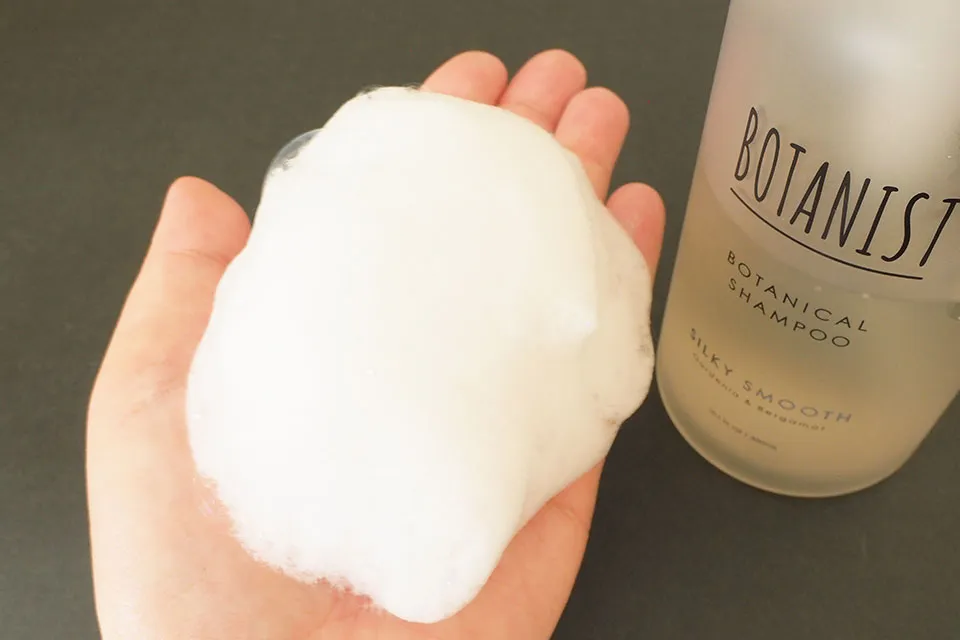 ボタニストプレミアムシャンプーの泡を手に乗せている画像