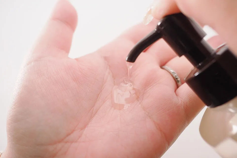 エリクシールクリアホットクレンジングジェルを手に出している画像