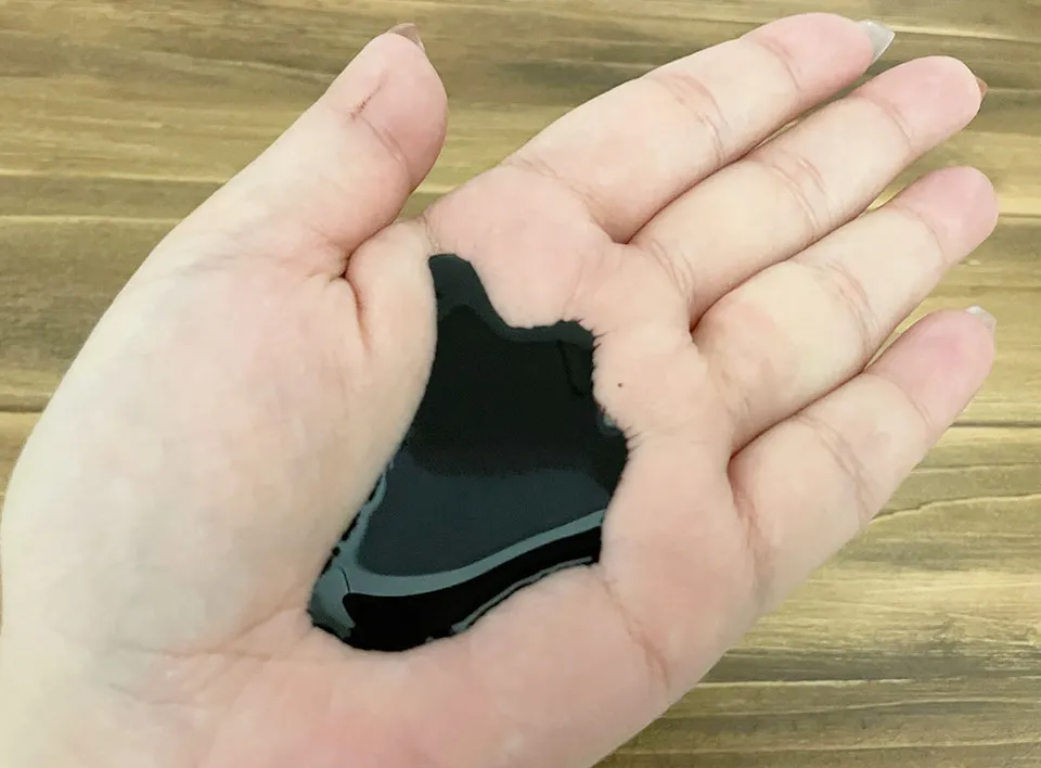 白髪染めシャンプーを手に出している写真