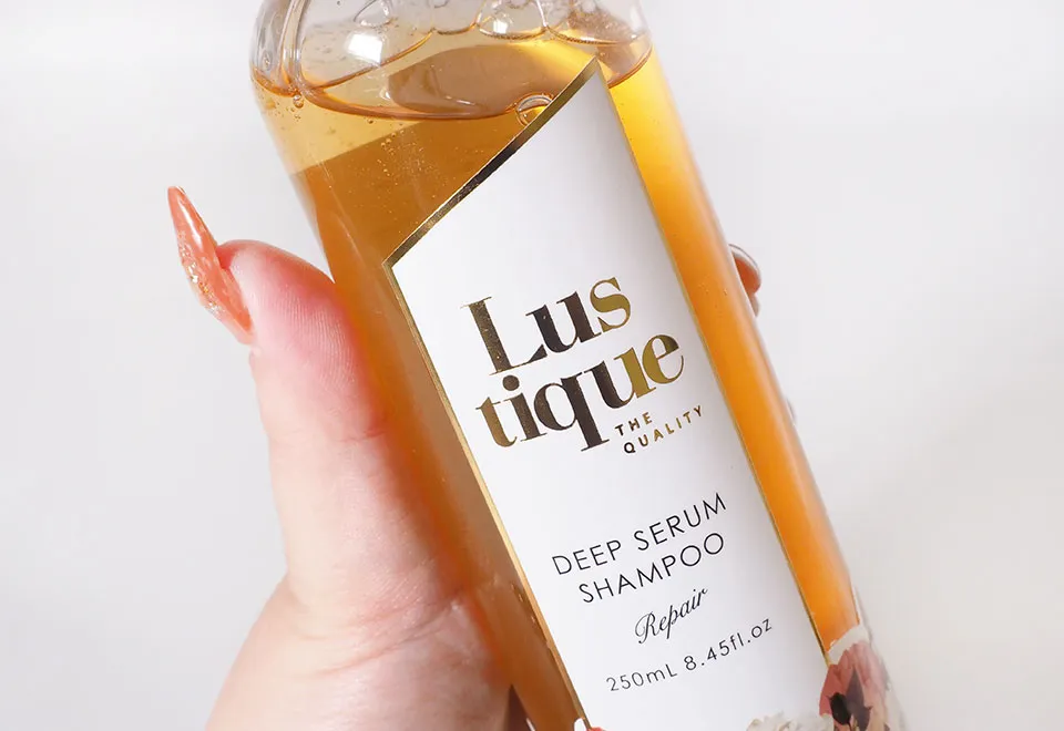 ラスティークシャンプーを手に持っている画像