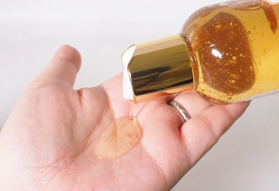 ラスティークシャンプーを手に出している画像