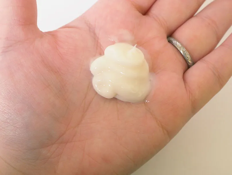 ラスティークトリートメントを手に出している画像