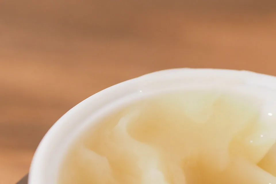 フタの段差に付着したクリームの画像