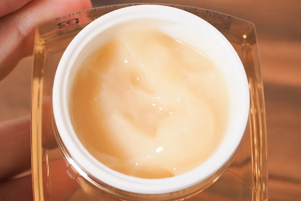 キャップを開けた中身のシーン