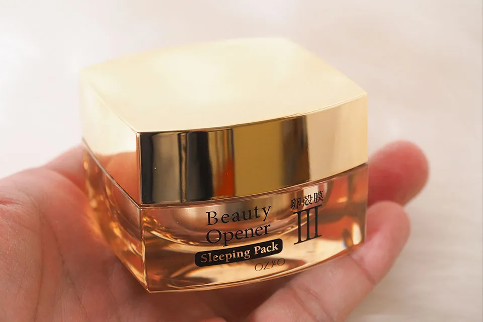 ビューティーオープナースリーピングパックを手に持っているシーン