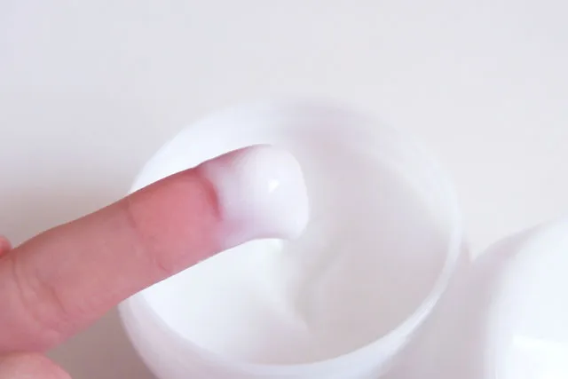 保湿クリームを指で取っている画像