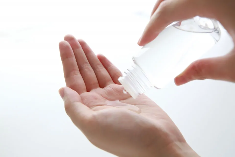 化粧水を手に出している画像