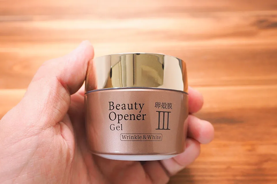 ビューティーオープナージェル リンクル&ホワイトを手に持ったシーン