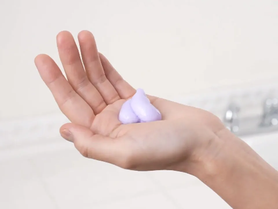 クレムセゾンを手に出している画像